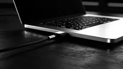 Hur farligt är det att ha sin bärbara dator ansluten till laddaren hela tiden?