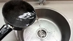 Har du hällt kokande vatten i diskhon? Ta reda på vilka risker det innebär för dina rör