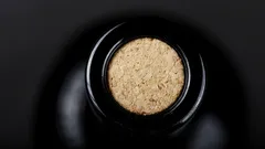 Det här knepet räddar kvällen: så här öppnar du en vinflaska utan korkskruv på en minut